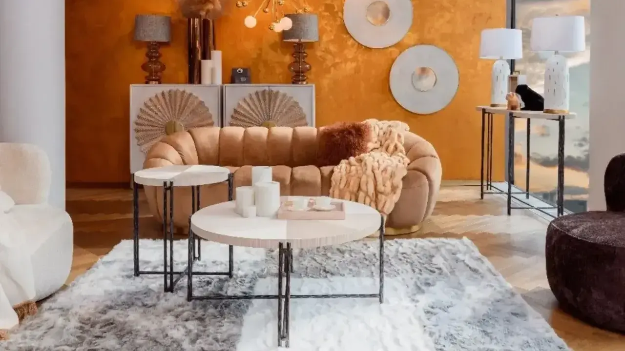 Przytulny salon inspiracje: miękka kanapa, puszysty dywan i ciepłe kolory tworzą idealne miejsce do relaksu.