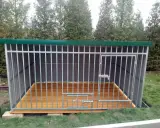 Solidny kojec dla psa z paneli ogrodzeniowych, z drewnianą podłogą i zielonym dachem. Idealne miejsce dla czworonoga.