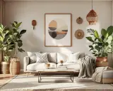 Przytulny salon w stylu scandi boho z dużą ilością zielonych roślin, jasną sofą i plecionymi dodatkami.