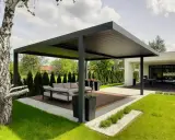 Nowoczesna pergola z wygodną sofą i stolikiem to idealne miejsce do wypoczynku. Zastanawiasz się, co położyć na taras? Tutaj widzisz gotową aranżację.