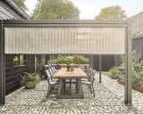 Nowoczesny taras z pergolą i roletą, idealny do relaksu. Dowiedz się, jak zabudować taras, by stworzyć stylową przestrzeń.