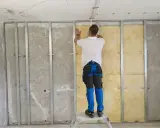Montaż wełny mineralnej w stelażu to klucz do tego, jak wyciszyć ścianę od głośnego sąsiada. Izolacja akustyczna w akcji.