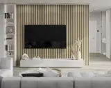 Nowoczesne lamele w salonie aranżacje tworzą przytulną atmosferę. Elegancka biel mebli i subtelne dodatki.