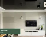 Nowoczesny salon z telewizorem na tle betonowej ściany. Nad nim błyszczący, ciemny sufit napinany, który dodaje głębi.