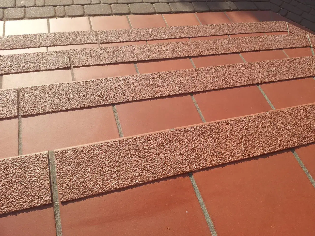 Schody z płytek klinkierowych z antypoślizgowymi stopniami.